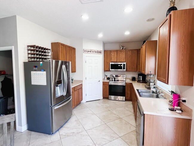 Building Photo - 3 Bed/ 3 Bath Pet Friendly Home!