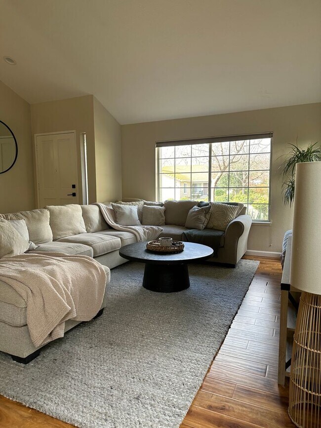 Building Photo - Beautiful Single Story Rancho Solano Home