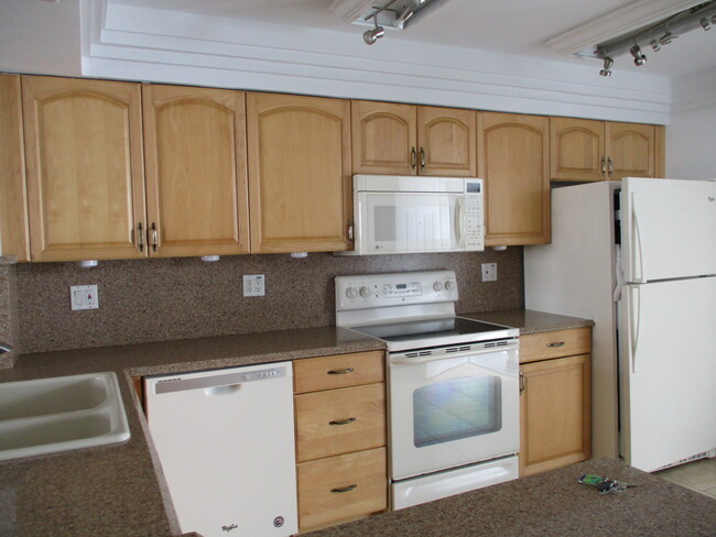 Kitchen - 3901 S Flagler Dr