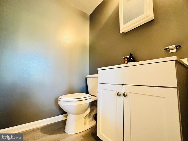 Foto del edificio - 2422 Baileys Pond Rd