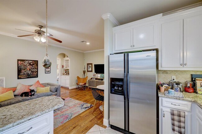 Building Photo - 319 W 10th St