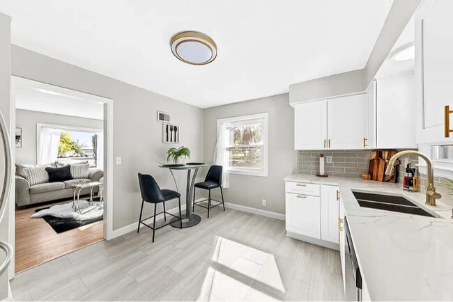 Foto del edificio - 4075 N 127th St