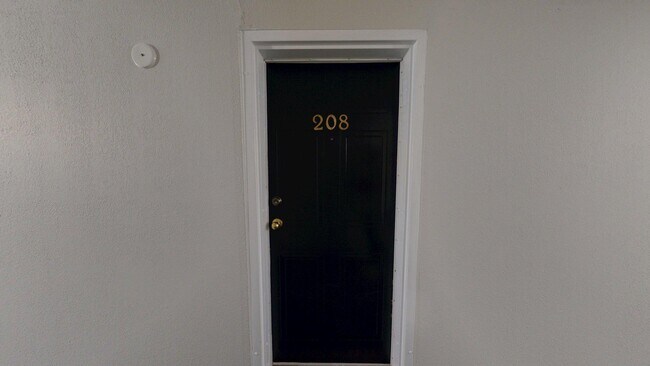 Photo du bâtiment - UPDATED TWO BEDROOM UNIT IN MILL'S LANDING COMPLEX-DEVERON CR