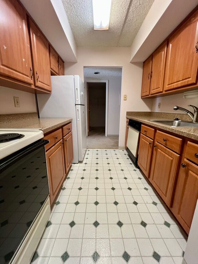 Gorgeous 2-Bedroom Condo at Crum Creek Valley Condominiums! Available NOW! - Gorgeous 2-Bedroom Condo at Crum Creek Valley Condominiums! Available NOW!