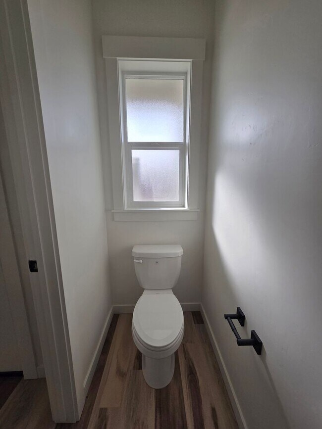 Building Photo - Large & Modern New-Build Duplex