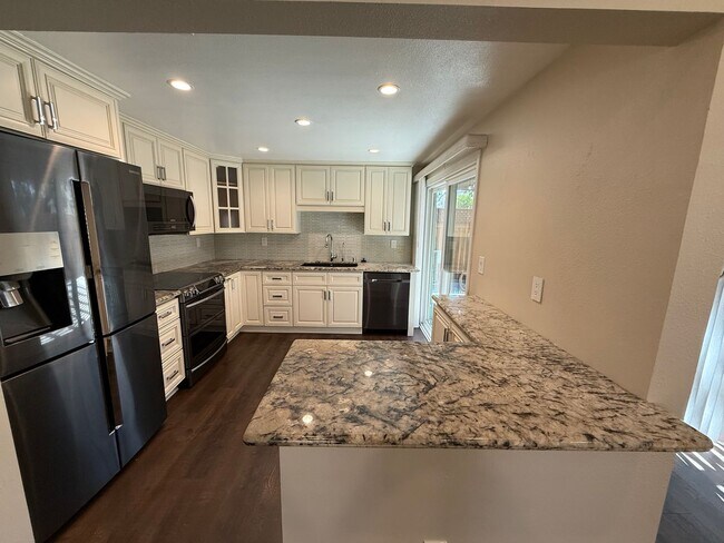 Foto del edificio - Spacious 3-Bed, 2-Bath End-Unit Townhome w...