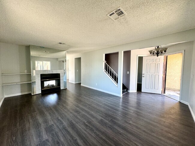 Foto del edificio - 4BD/3BA Henderson Townhome with Fireplace,...