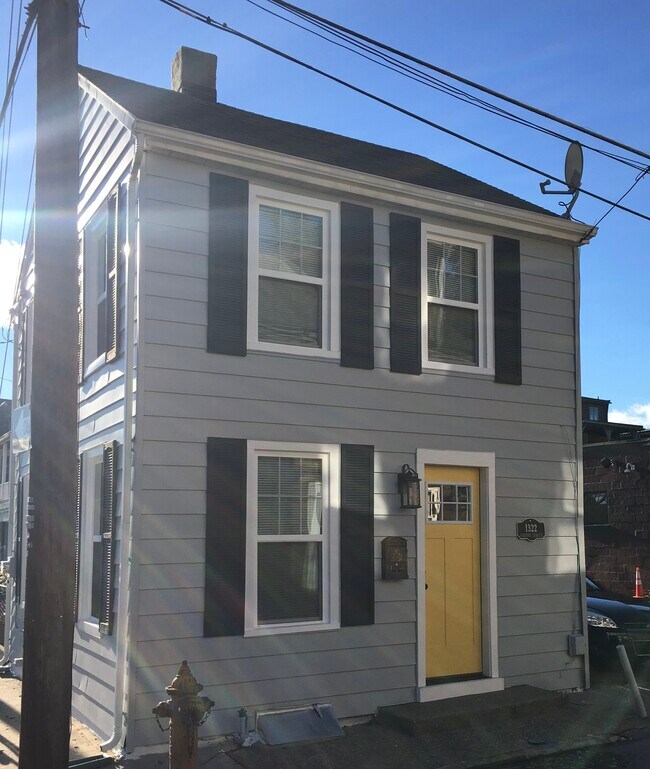 Building Photo - 1322 Bartine St