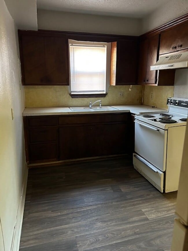 Building Photo - Cute duplex right on OU Campus