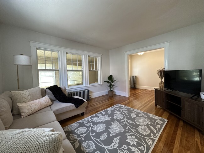 Building Photo - 19 Larose Pl