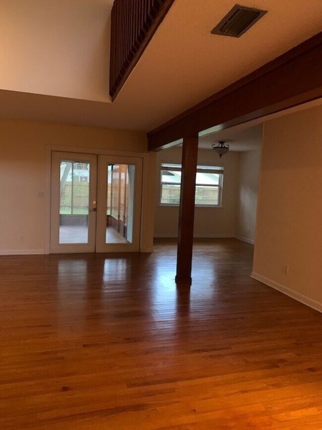Building Photo - Beautiful Two-Story Home at the Beach