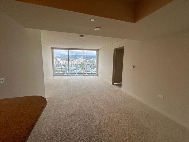 Building Photo - Luxury 2 Bedroom 2 Bathroom Condo in Beaut...