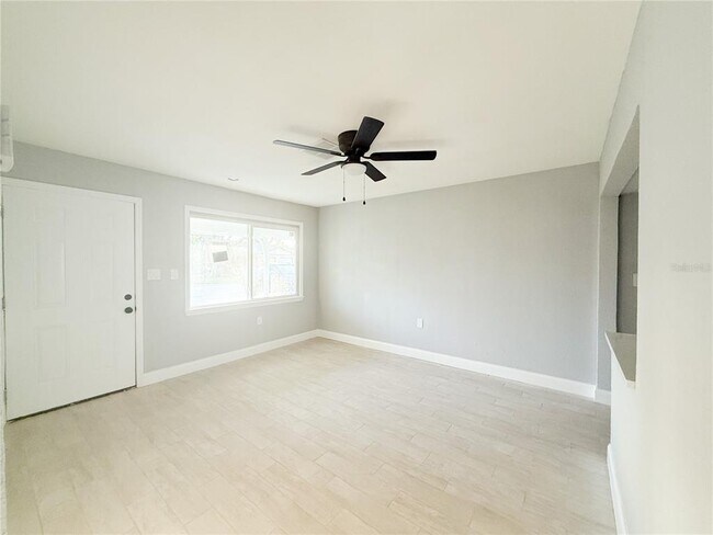 Building Photo - 14000 Miramar Ave