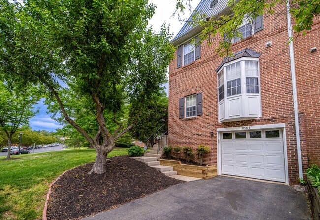 Foto del edificio - Three-level end unit townhome!