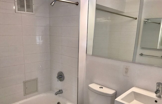 BATHROOM - 403 E 57th St