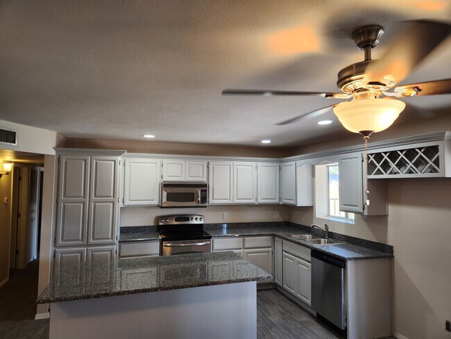 Foto del edificio - 8207 E Mitchell Dr