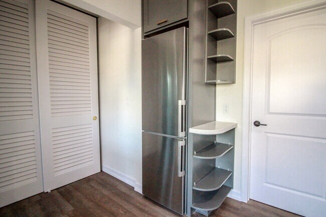 Building Photo - 135 South La Brea Avenue, Unit 6