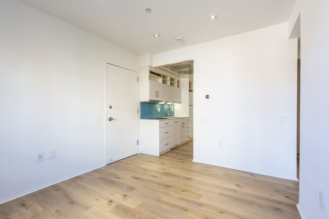 Building Photo - Cozy 2 BR/2 BA Condo in Reed-Cooke!