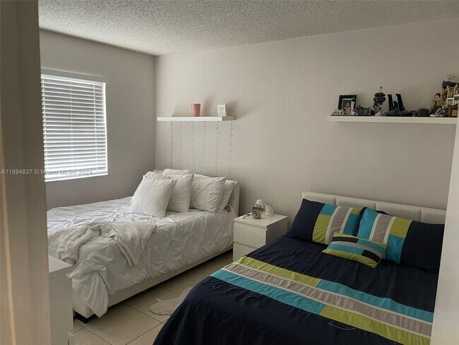 Foto del edificio - 405 Lakeview Dr