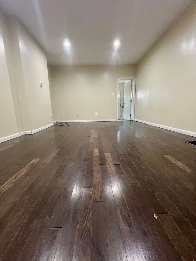 Foto del edificio - Gorgeous 3-Bedroom Townhome in Elmwood Park! Available NOW!