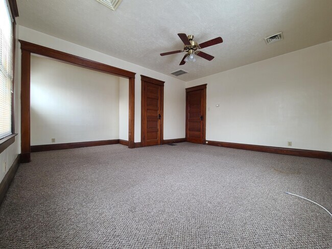 Building Photo - 504 LWW