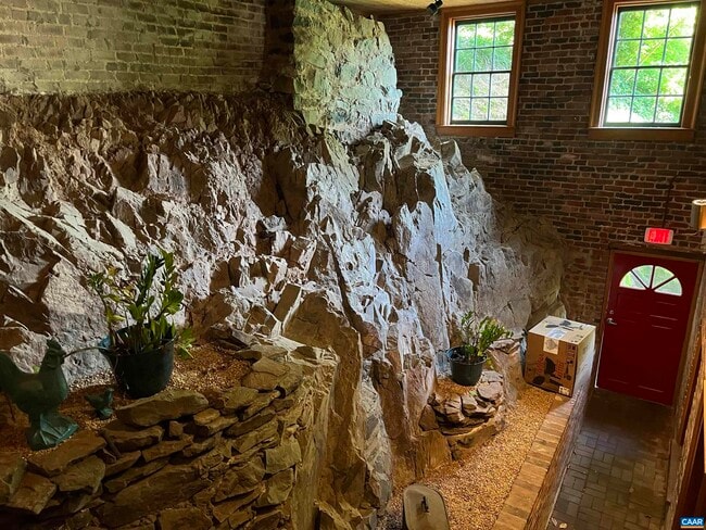 Building Photo - 1915 E Market St