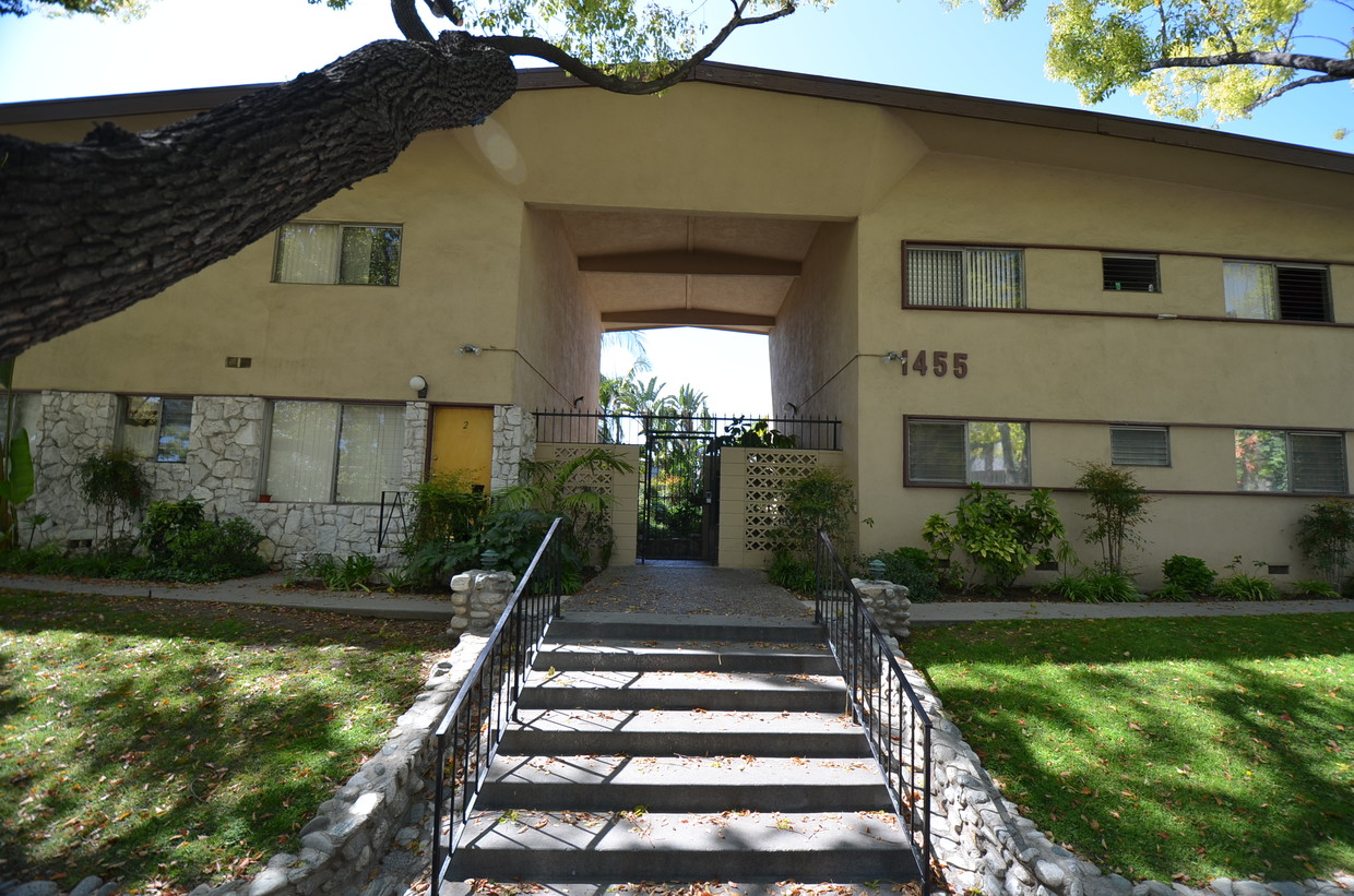 Front - 1455 N Los Robles Ave