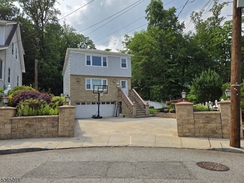 Primary Photo - 33 Park Dr N