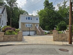 Building Photo - 33 Park Dr N