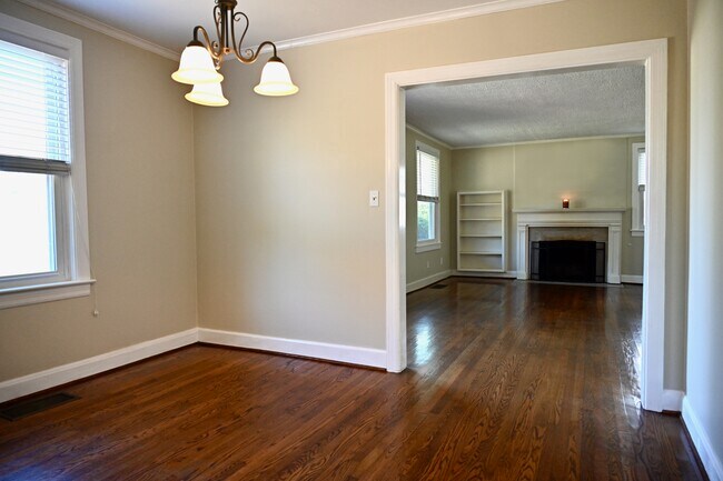 Foto del edificio - 2823 Woodlawn Dr