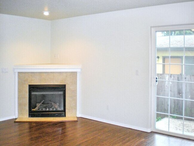 Foto del edificio - Spacious 3-Bedroom Townhome with Convenien...