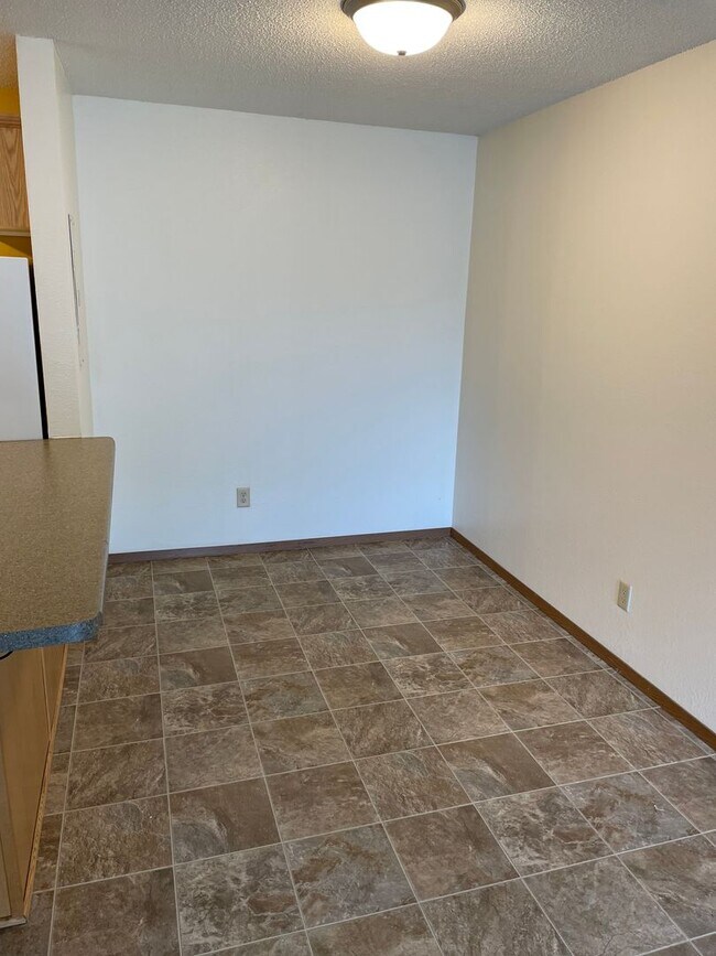 Foto del edificio - FIRST MONTH FREE RENT WITH SIGNED 12 MONTH LEASE