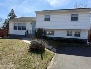 Building Photo - 5 Ash St