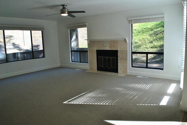 Building Photo - 1348 Woodside Ct