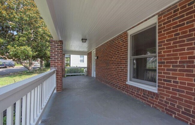 Building Photo - Amazing 3/ 1 House for Rent