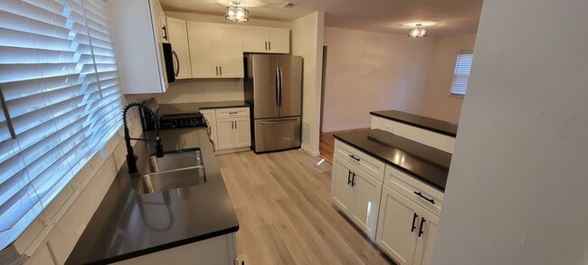 Foto del edificio - Tiehen Realty - Booth