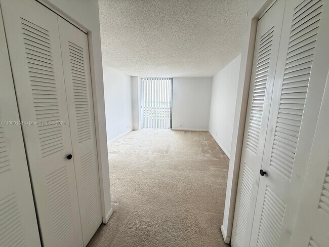 Foto del edificio - 3300 NE 191st St
