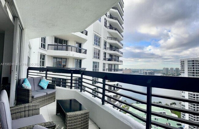 Foto del edificio - 3500 Mystic Pointe Dr