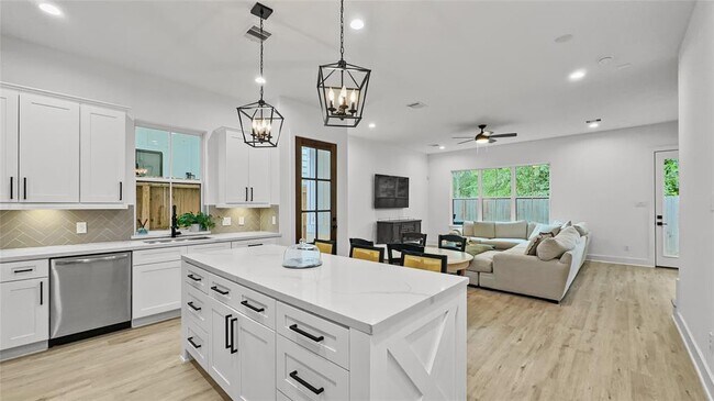 Foto del edificio - 6423 Highland Pine Ln