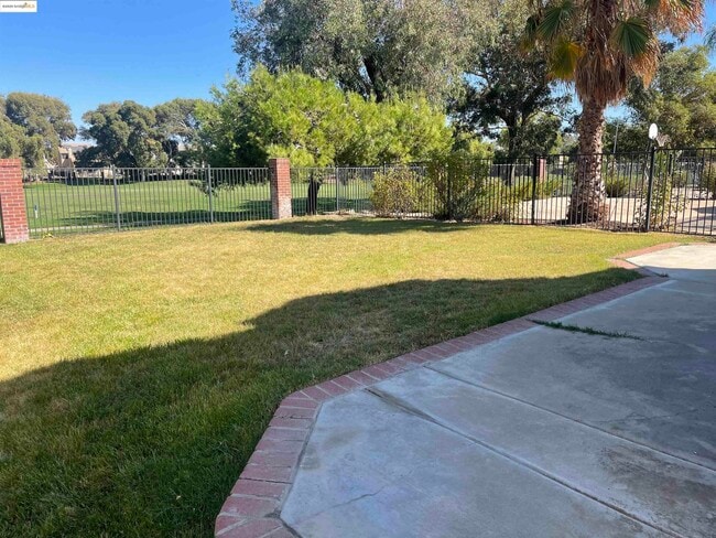 Building Photo - 2627 Cherry Hills Dr