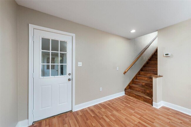 Foto del edificio - 1728 Connorvale Rd
