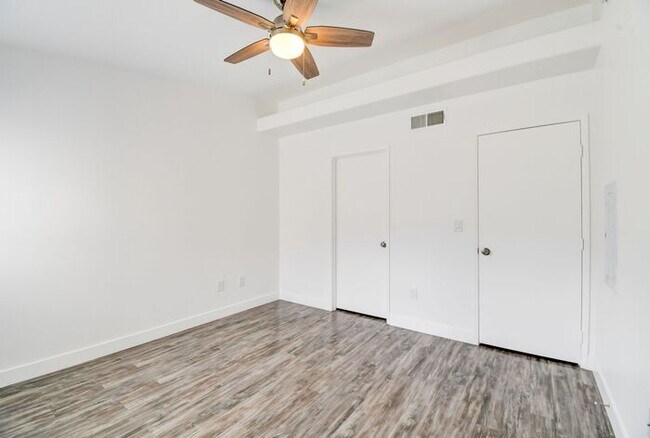 Building Photo - Highly Desired Condo Seven Hills Gated Community