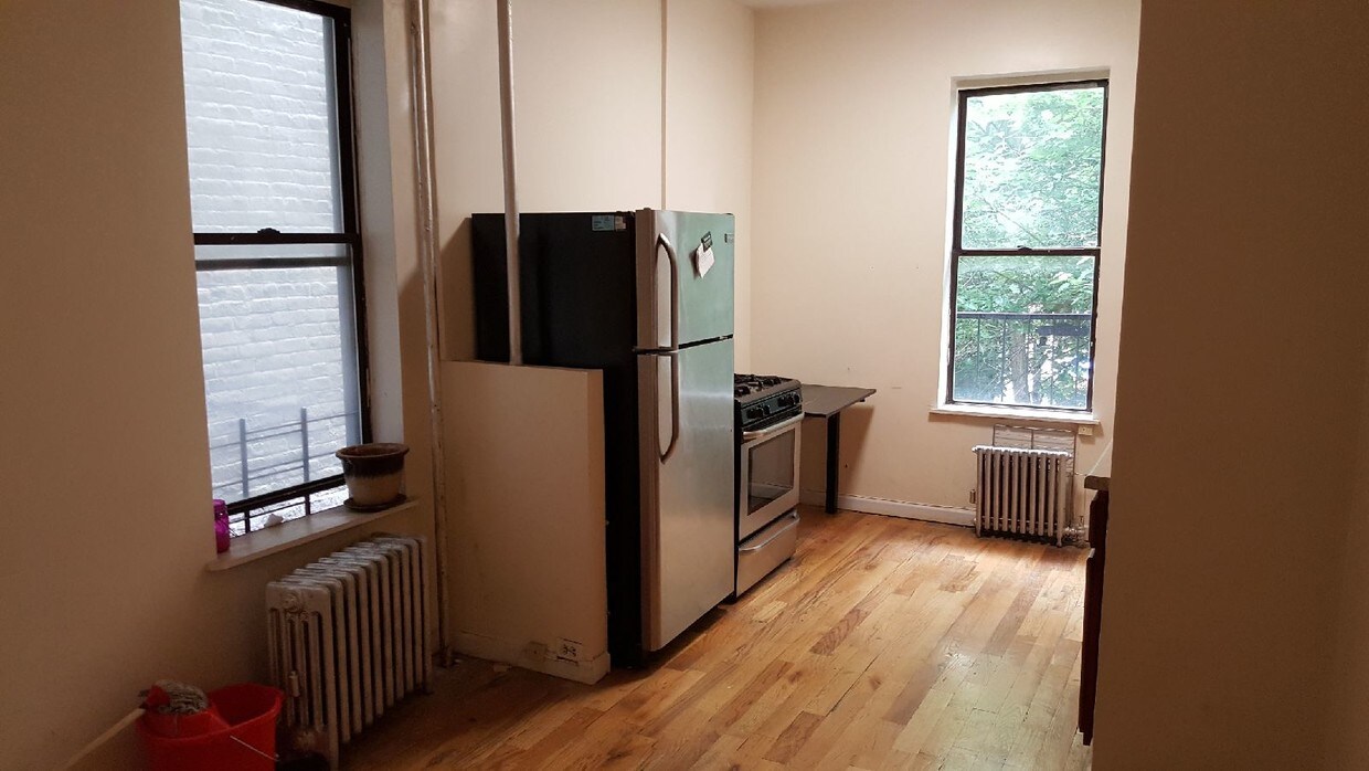 Primary Photo - 68 Patchen Ave