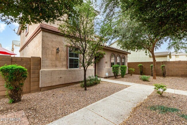 Foto del edificio - 3-bedroom + Loft remodeled with community ...