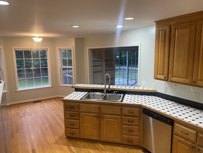 Foto del edificio - 212 Riverbend Rd