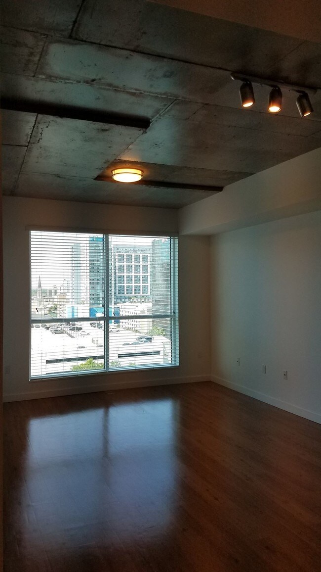 Building Photo - 210 Lake Ave