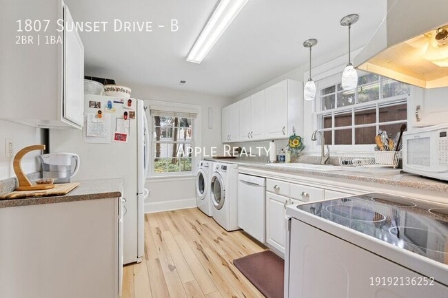 Building Photo - 1807 Sunset Dr