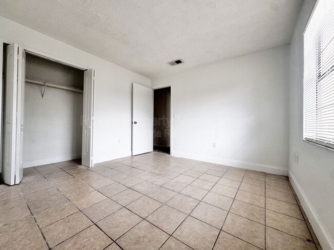 Foto del edificio - 4179 Corsair Ave