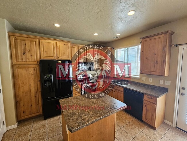 Building Photo - 3 Bd 2.5 Bath Condo 2 Car Garage