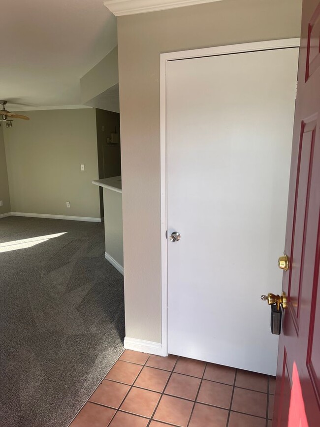Building Photo - 2nd Floor Condo in gated Summerlin community!